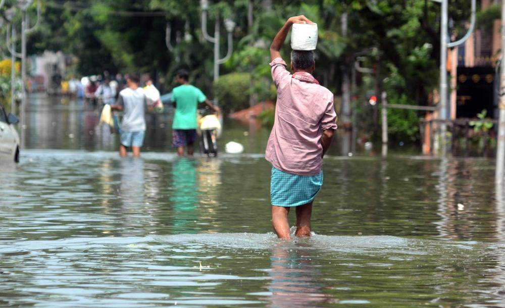 The Weekend Leader - Rain play havoc ahead of Bengal bypoll